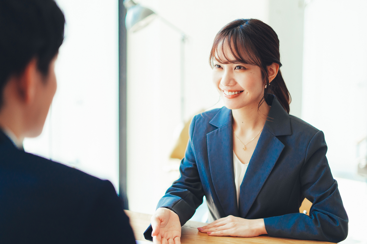 保険を案内する女性