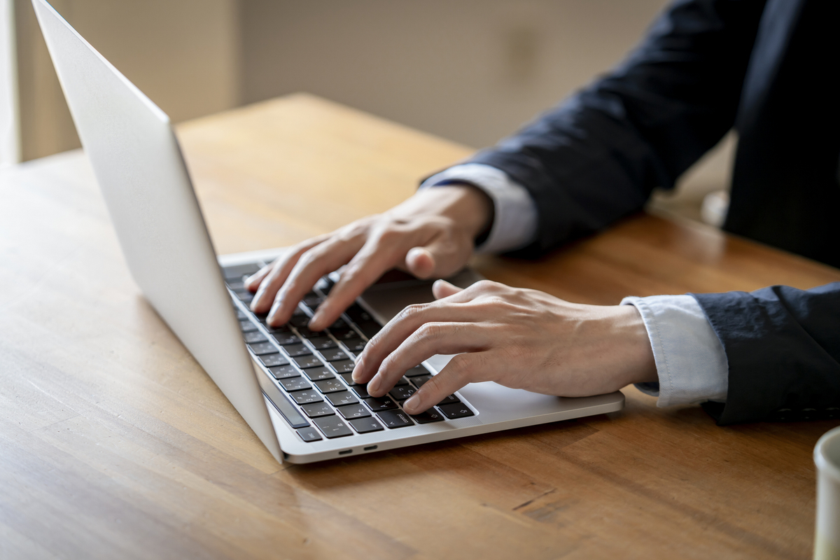 パソコンを打つ男性