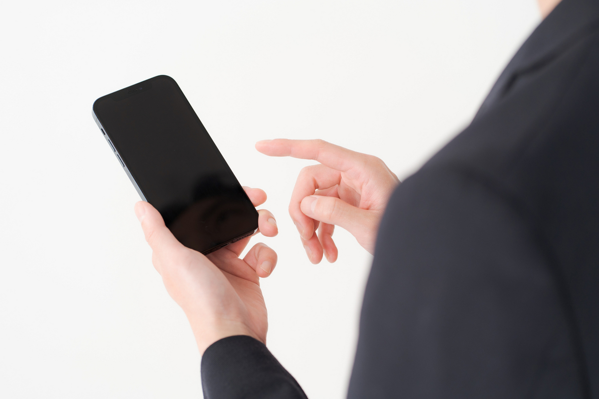 スマホを操作する手元