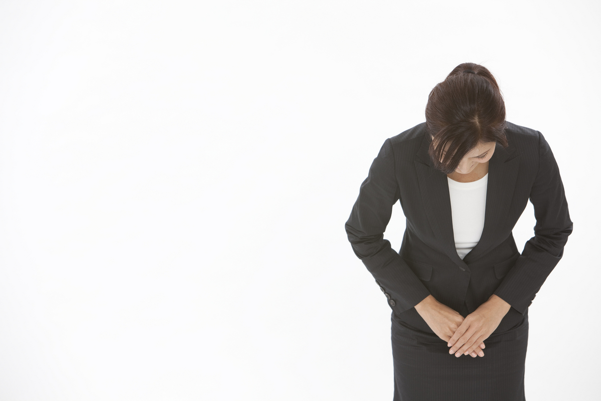 お詫びする女性