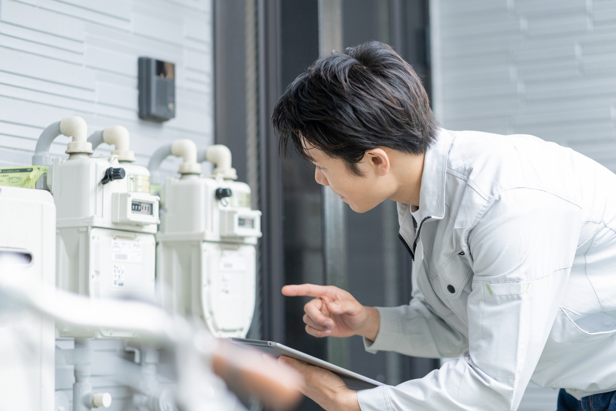 ガスメーターをチェックする男性