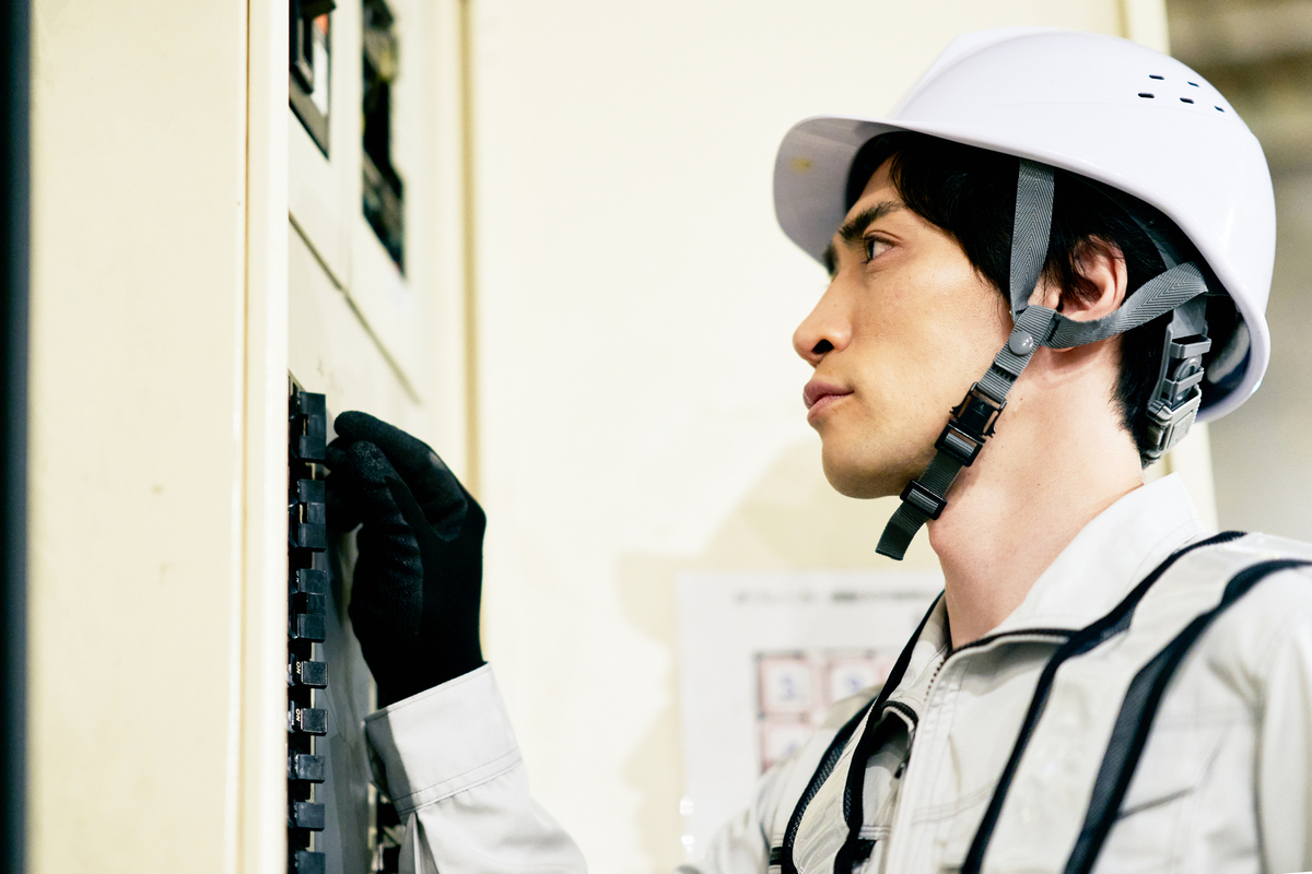 ヘルメットで仕事をする男性