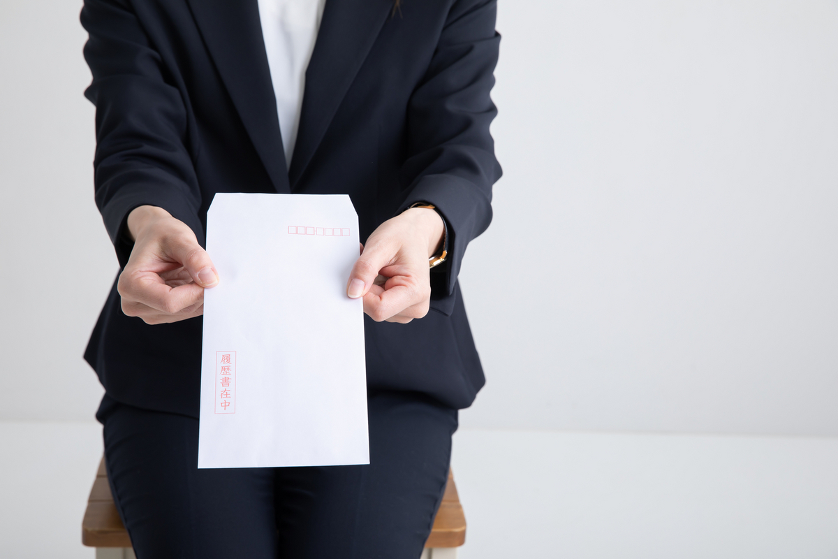 履歴書を提出する女性