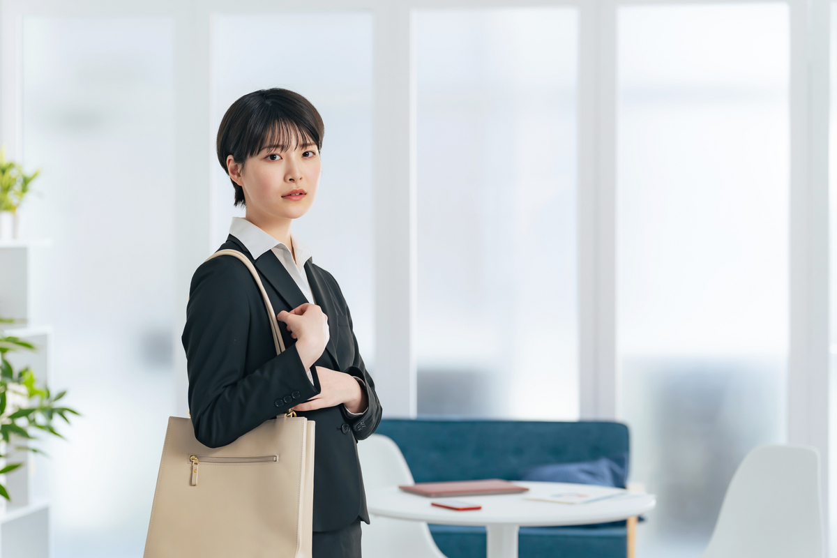 転職活動をする女性