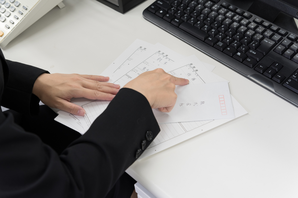 履歴書をチェックする手元