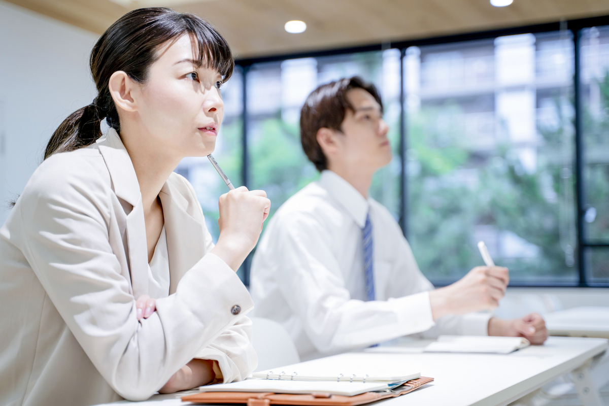 セミナーを受ける男女