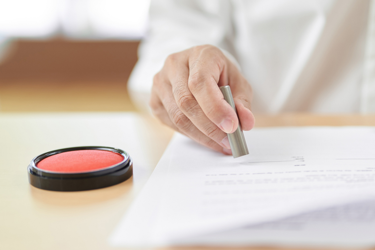 書類に印鑑を押す