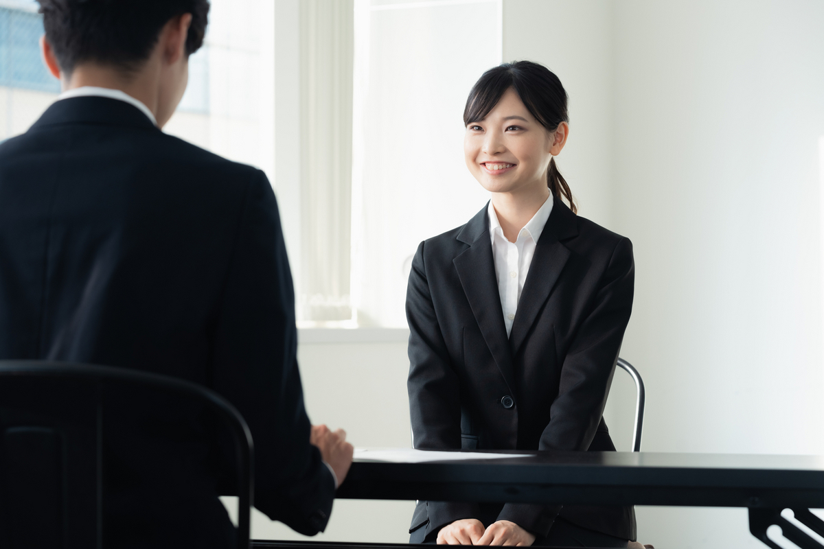 面接を受ける女性