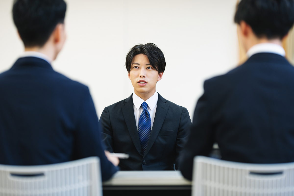 面接を受ける男性