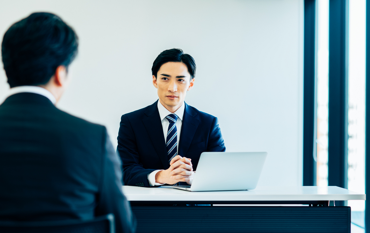 面接を受ける男性と面接官