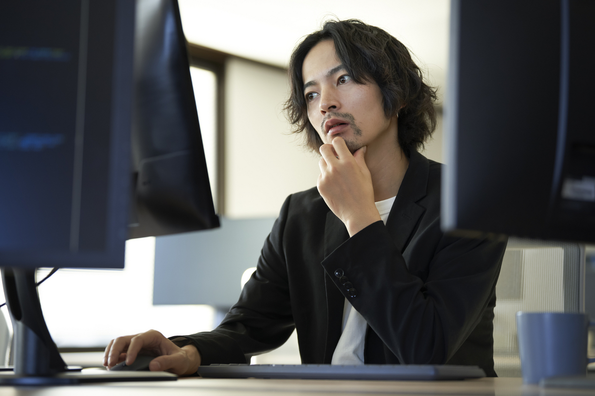 パソコンを見ながら作業をする男性