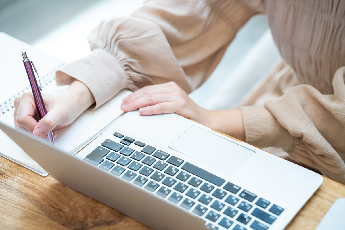 パソコンを見ながら勉強する女性