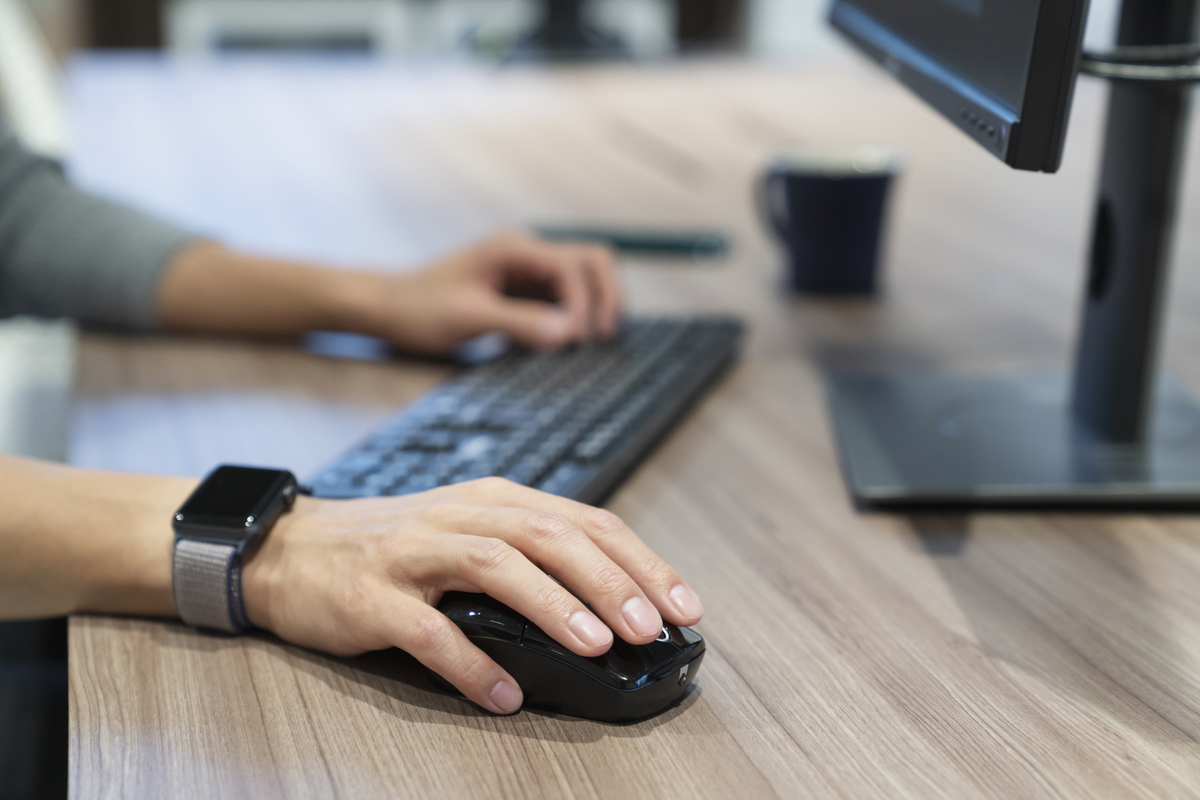 マウスを操作する手元