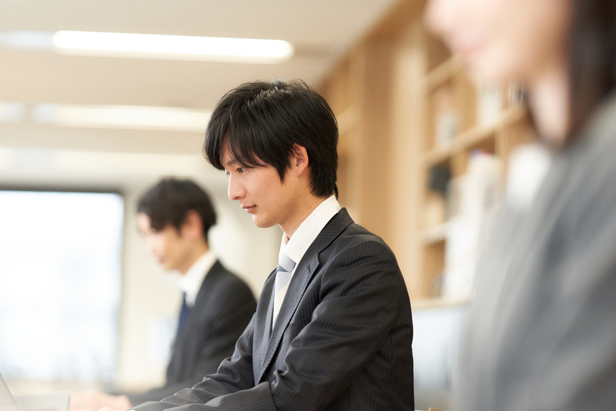 パソコンを操作する男性