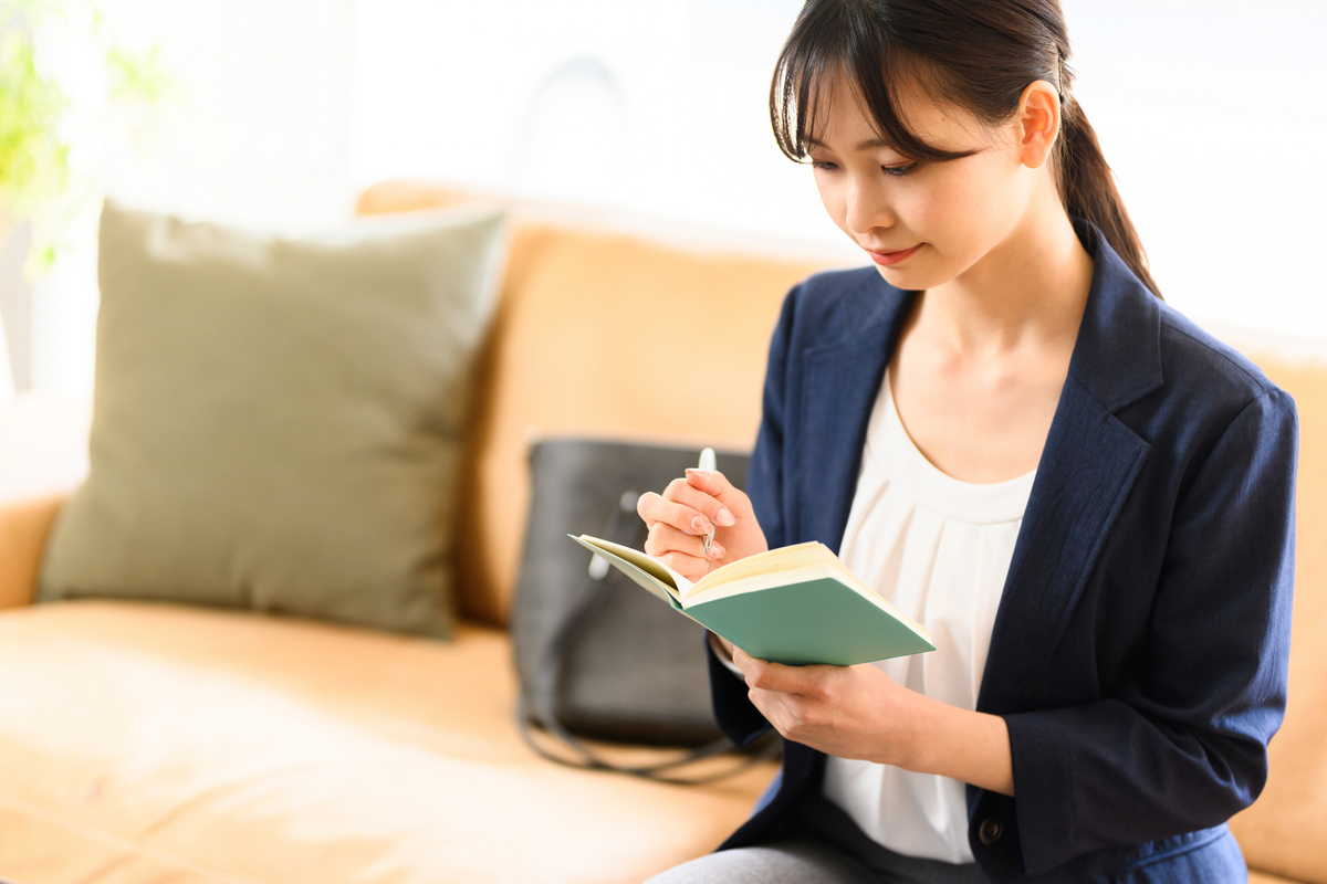 手帳に書き込む女性