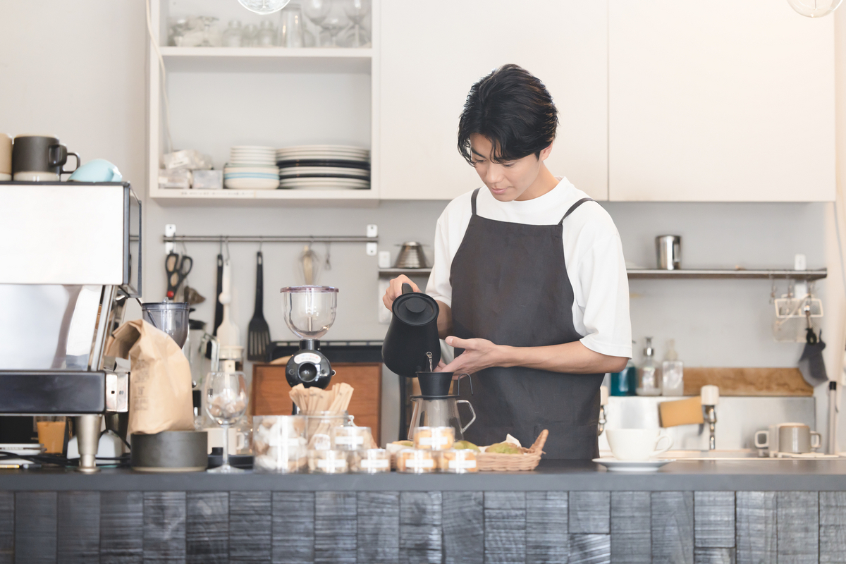 カフェで働く男性