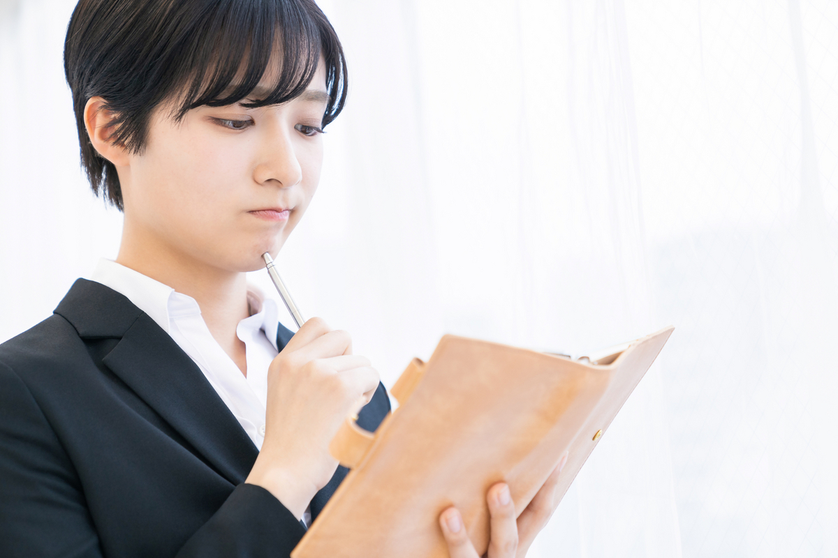 手帳を見ている女性