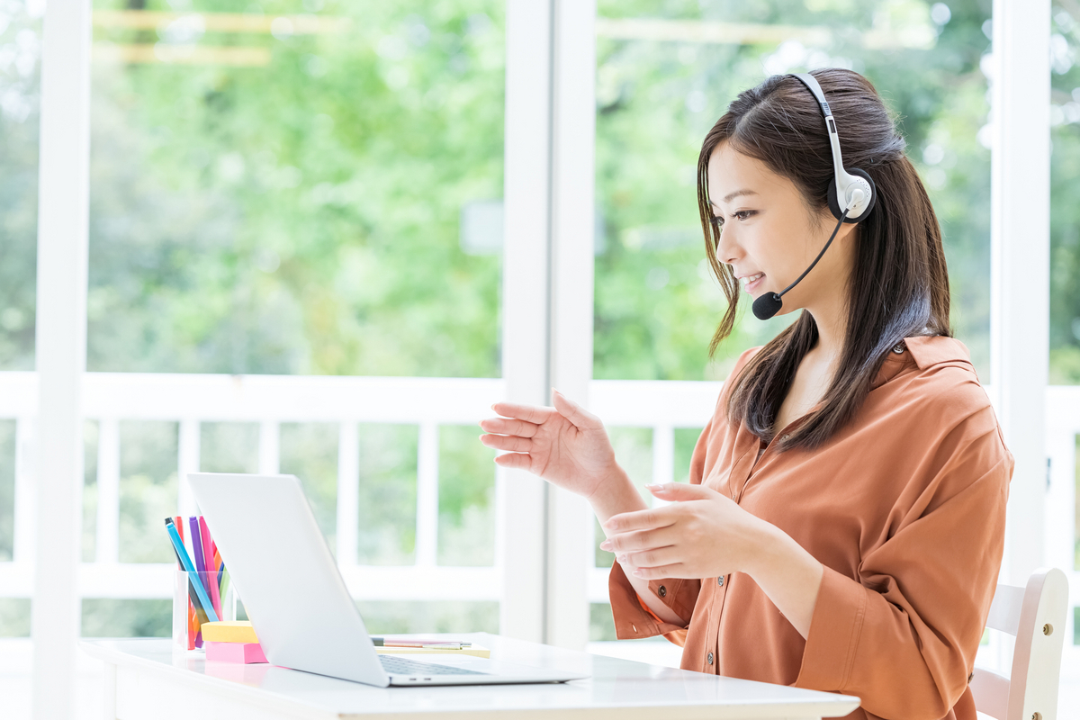 リモートワークをする女性