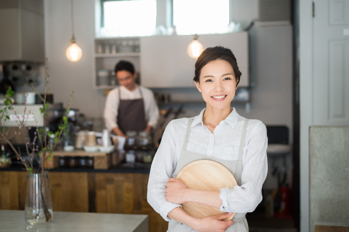 カフェでバイトする女性