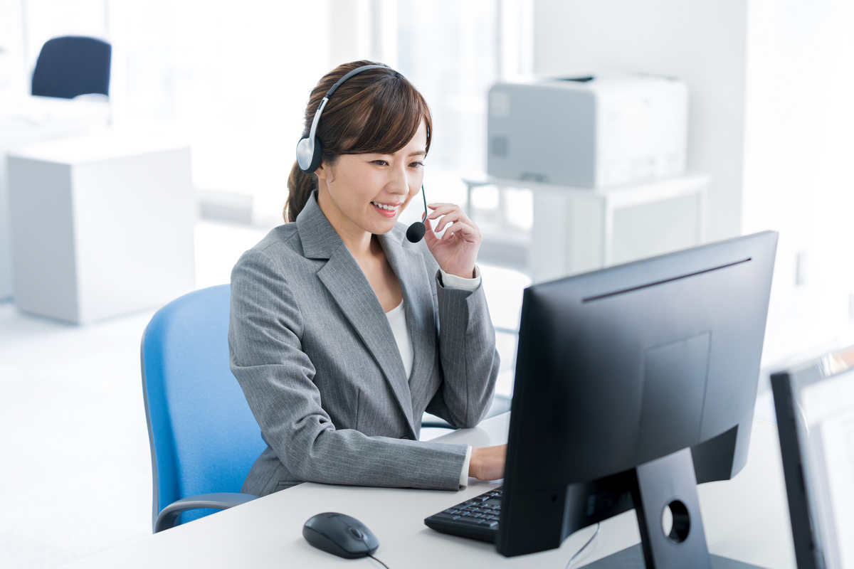 コールセンターで働く女性
