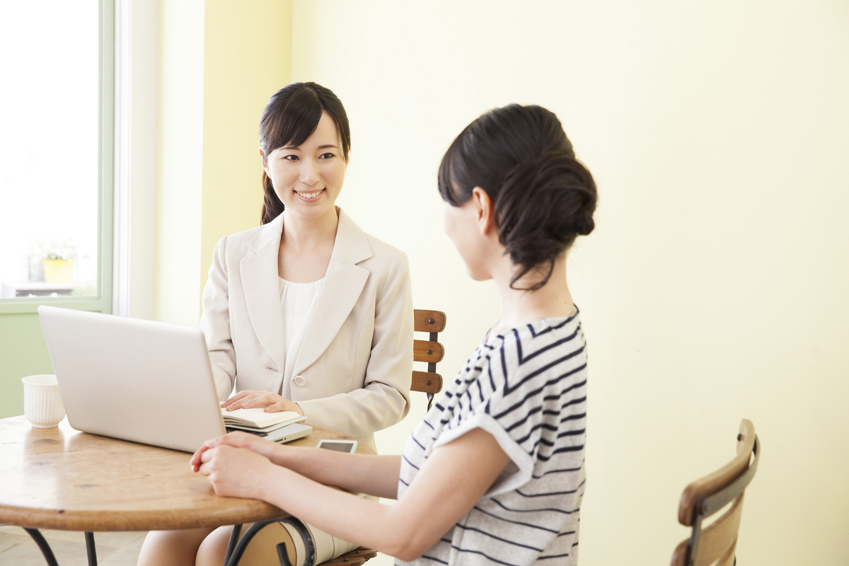 面談する女性