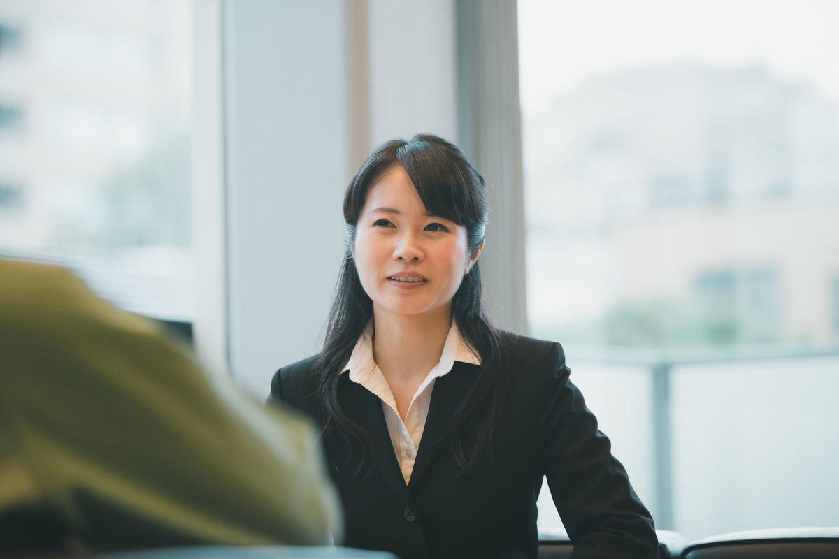 面談を受ける女性