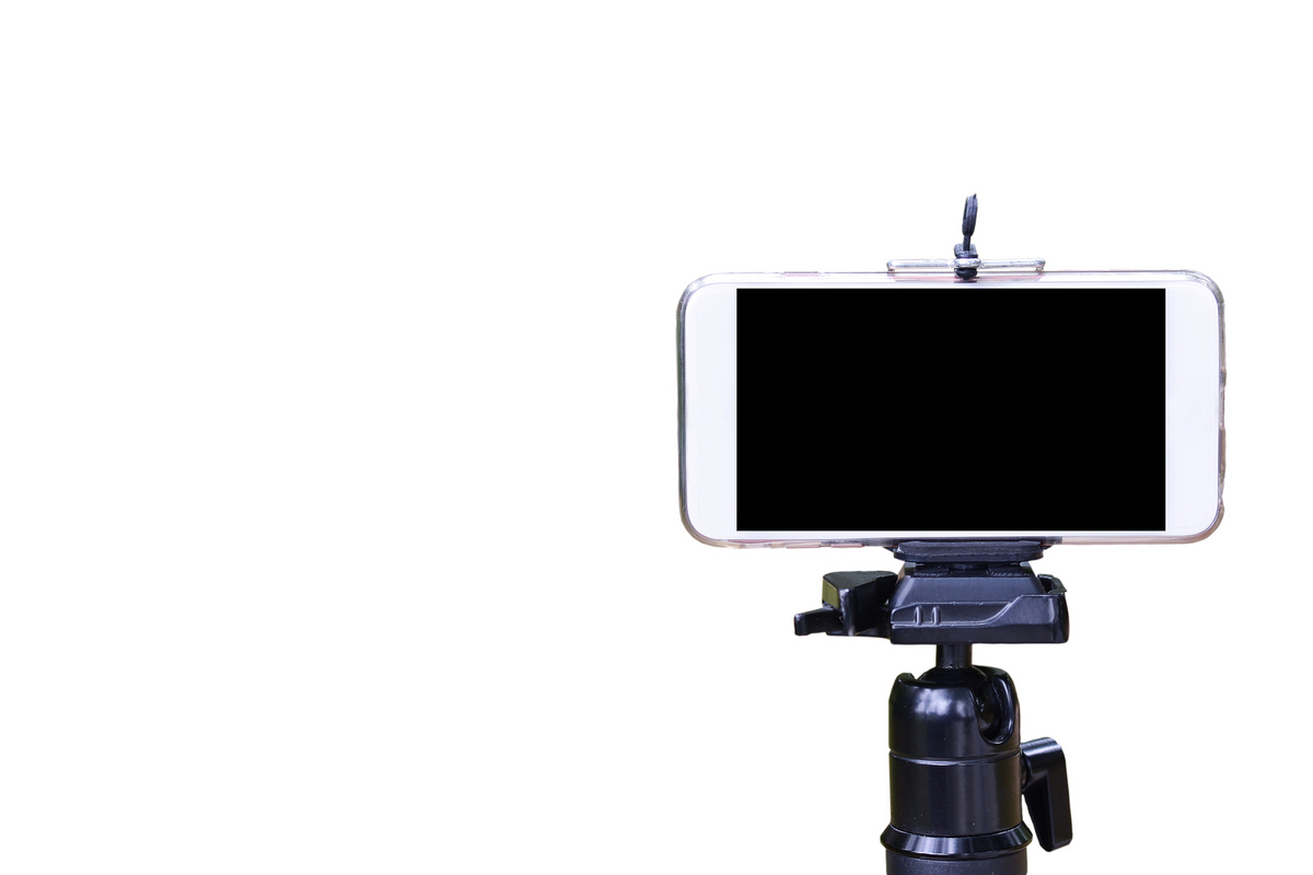 三脚に立てたスマホ