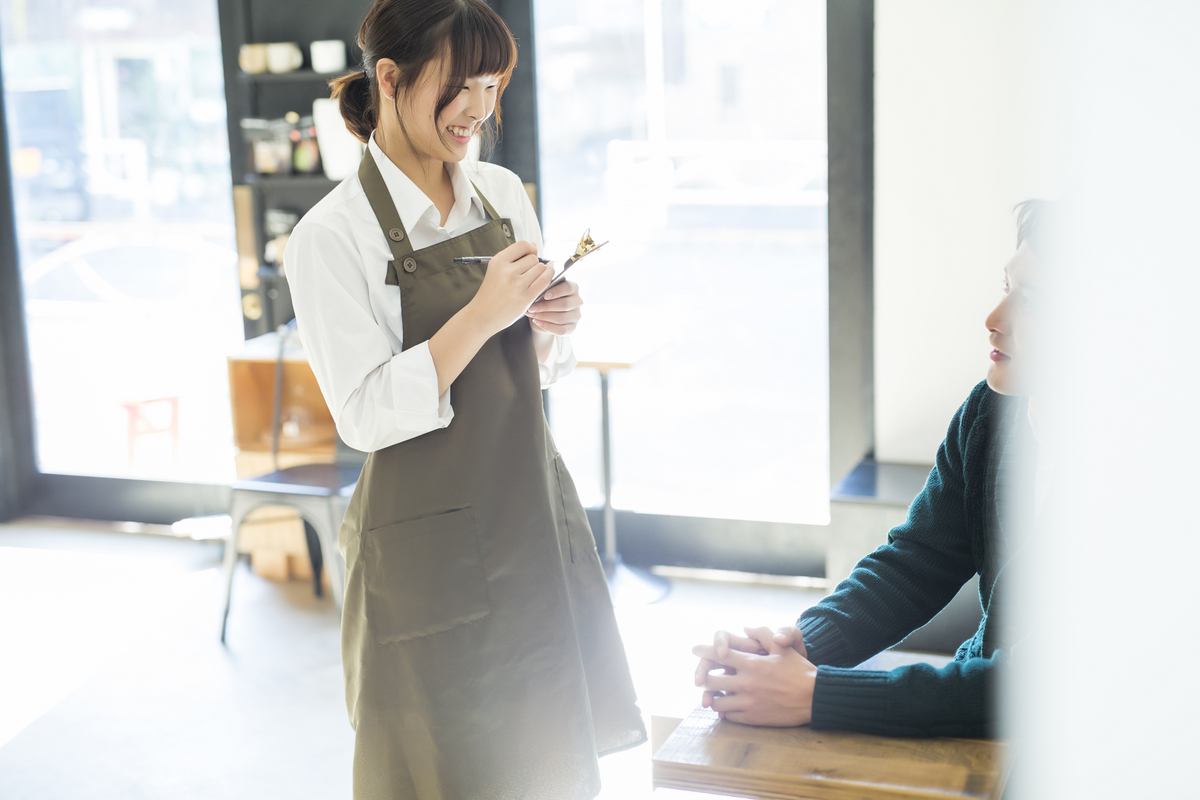 カフェでアルバイトする女性