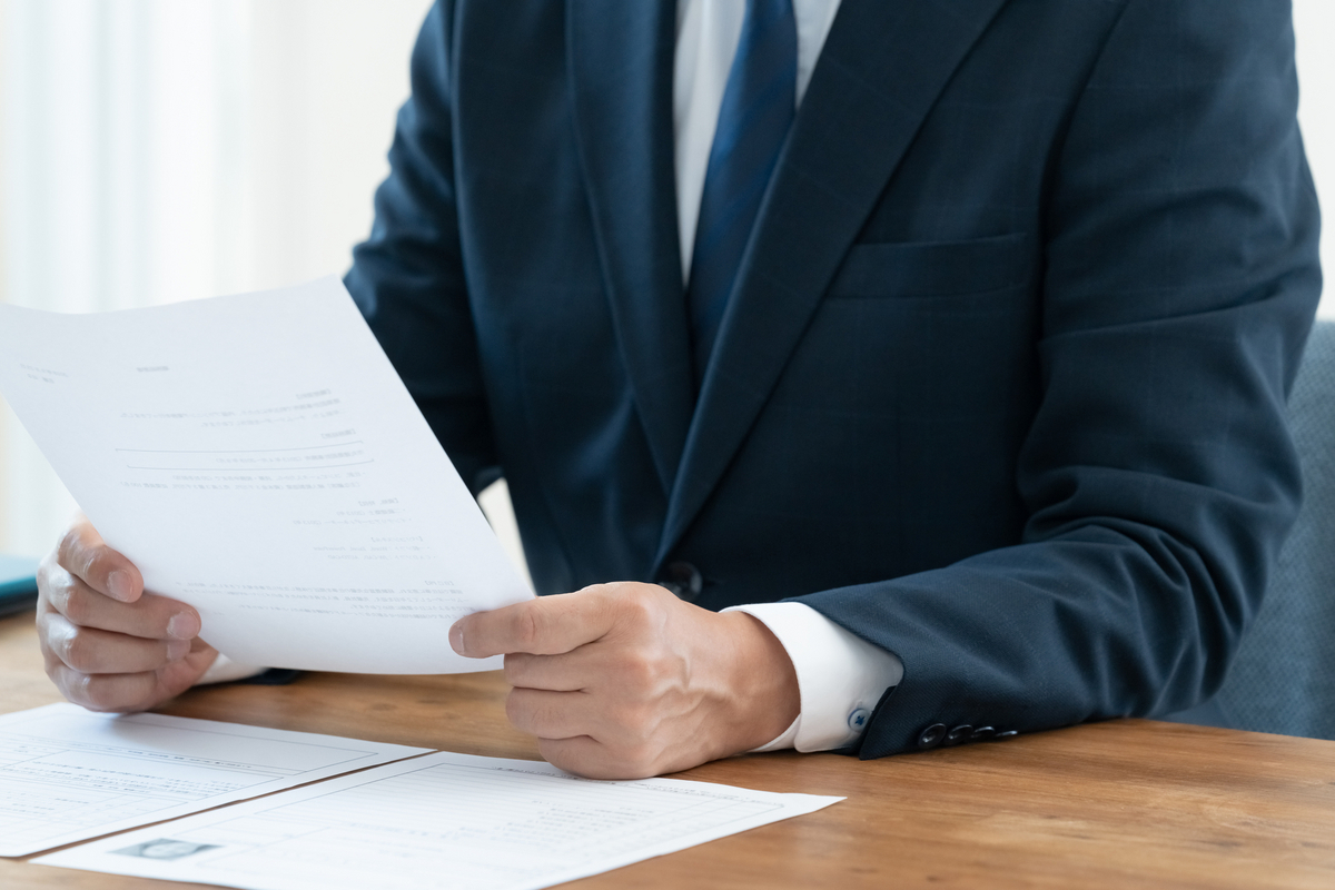 履歴書を見ている男性