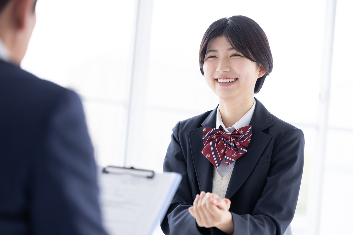 面接を受ける高校生
