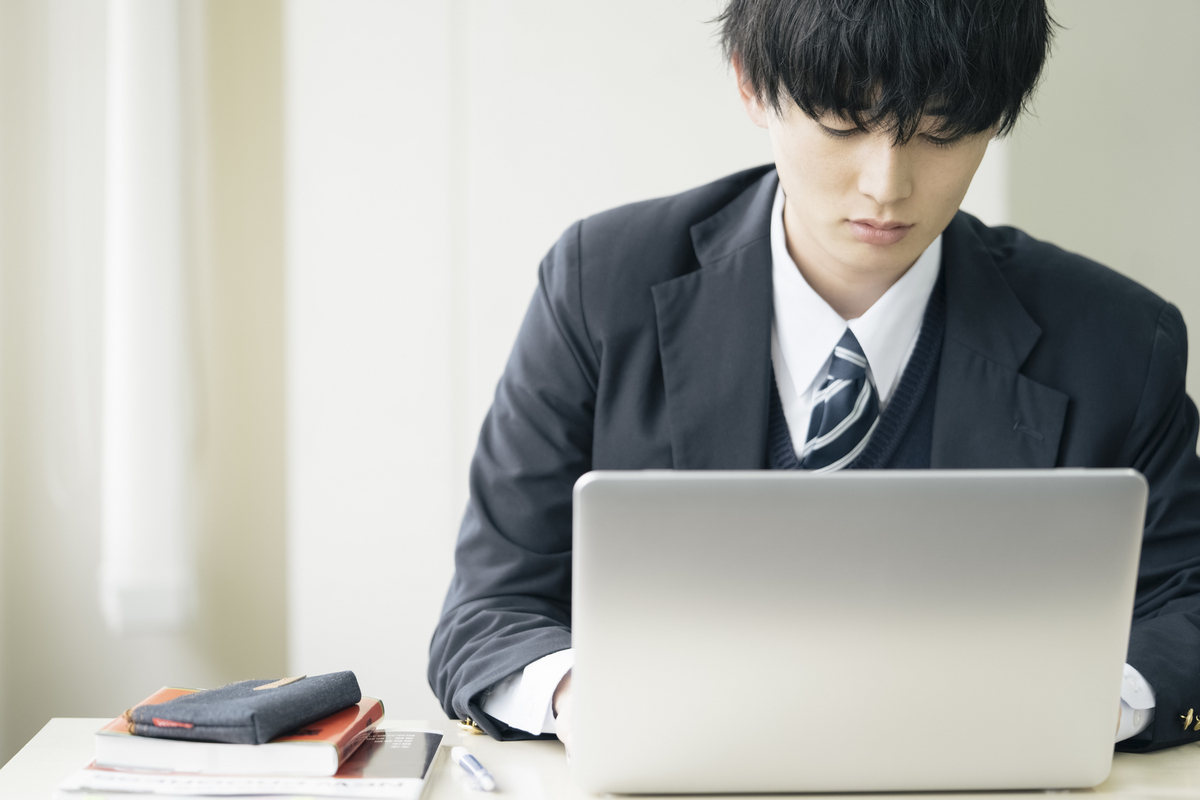 パソコンを操作する高校生男子