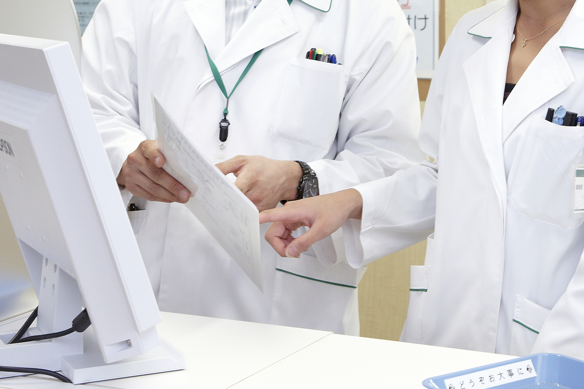 作業をする二人