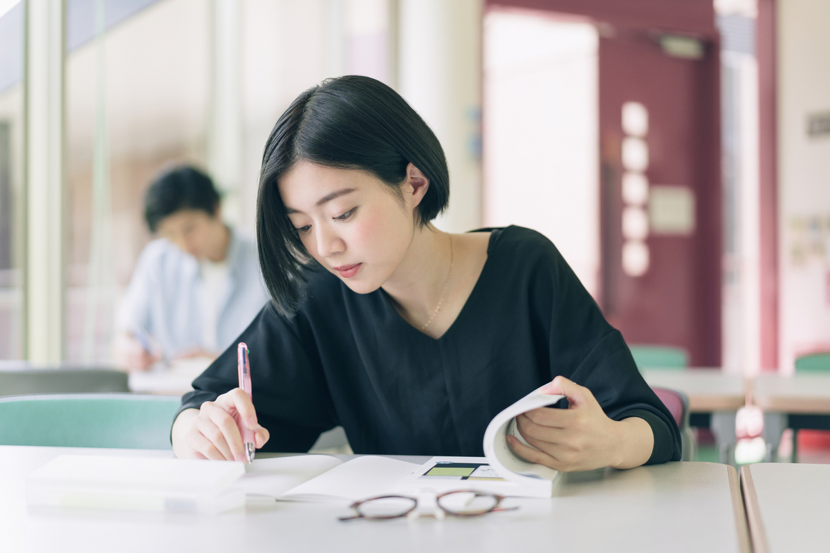 勉強する女性