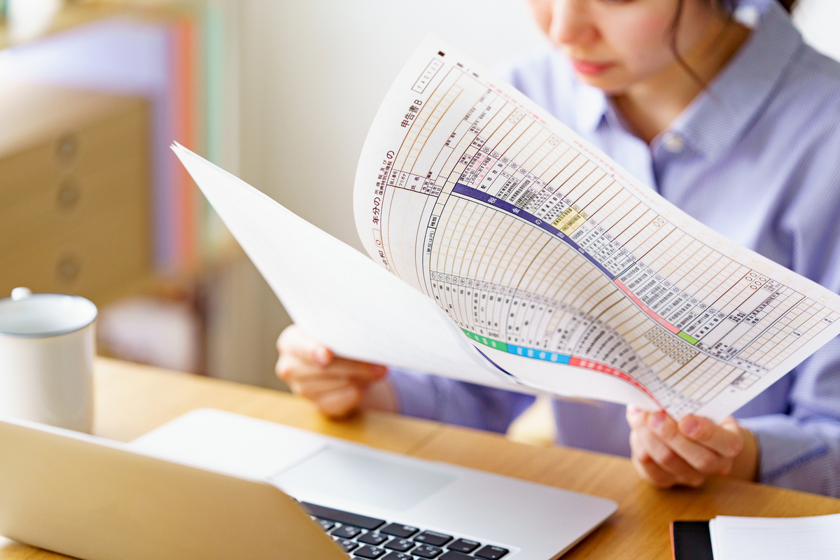確定申告書類を確認する女性