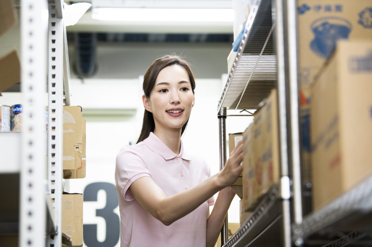 倉庫を整理する女性