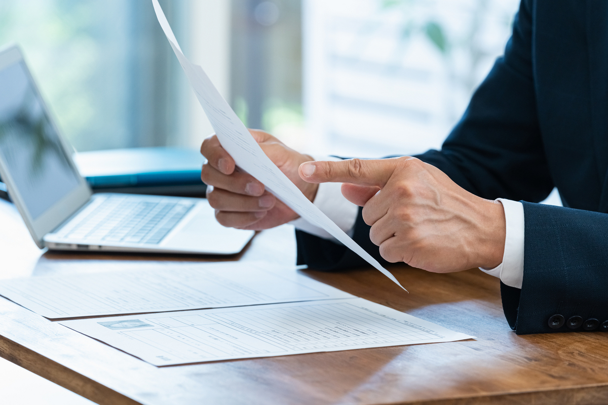 履歴書をチェックする面接官