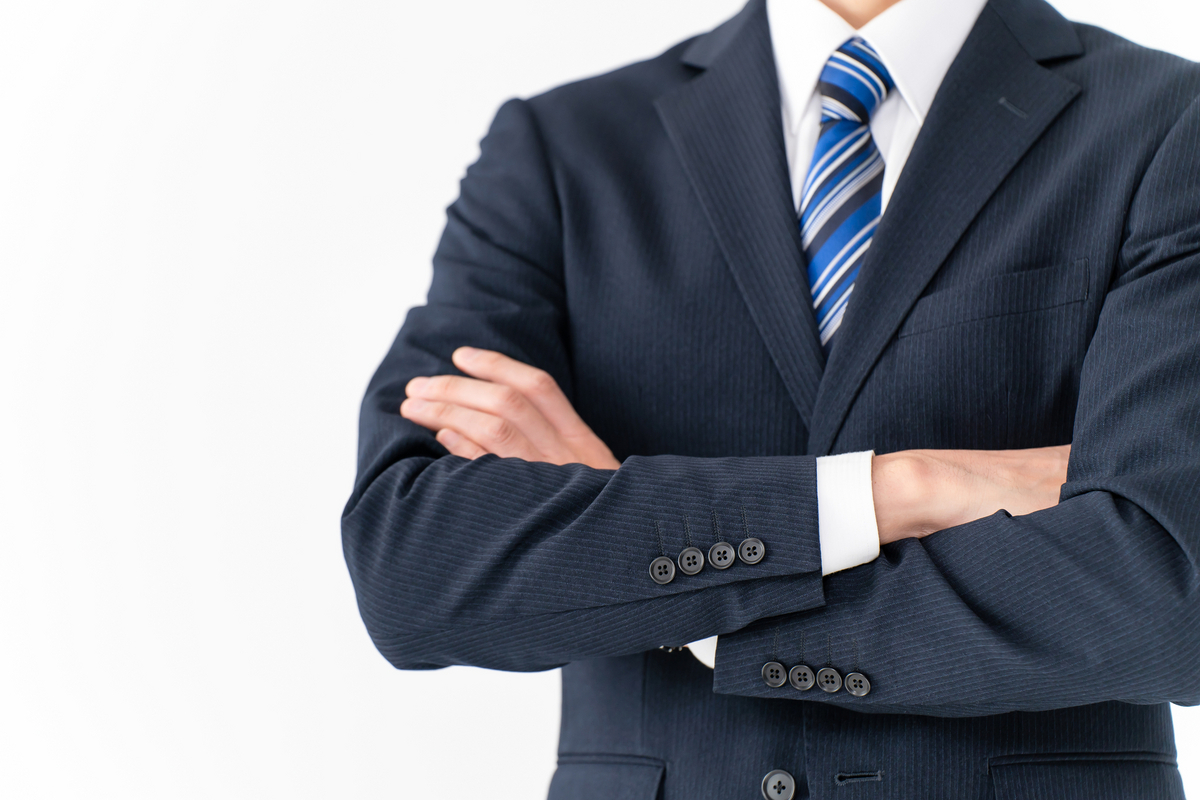 腕組みをする男性