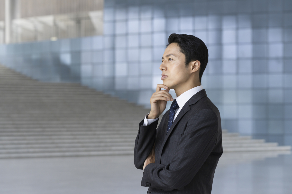 考える男性社員