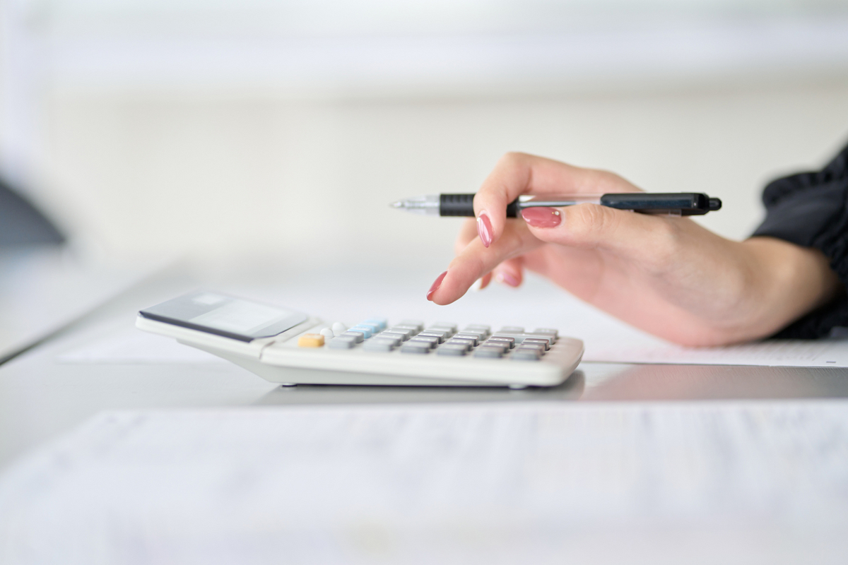 電卓と女性の手元