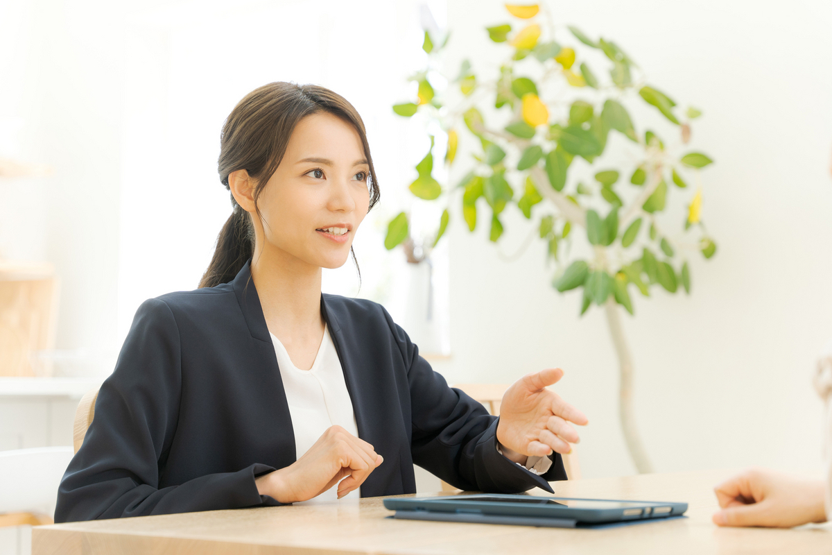 打ち合わせをする女性