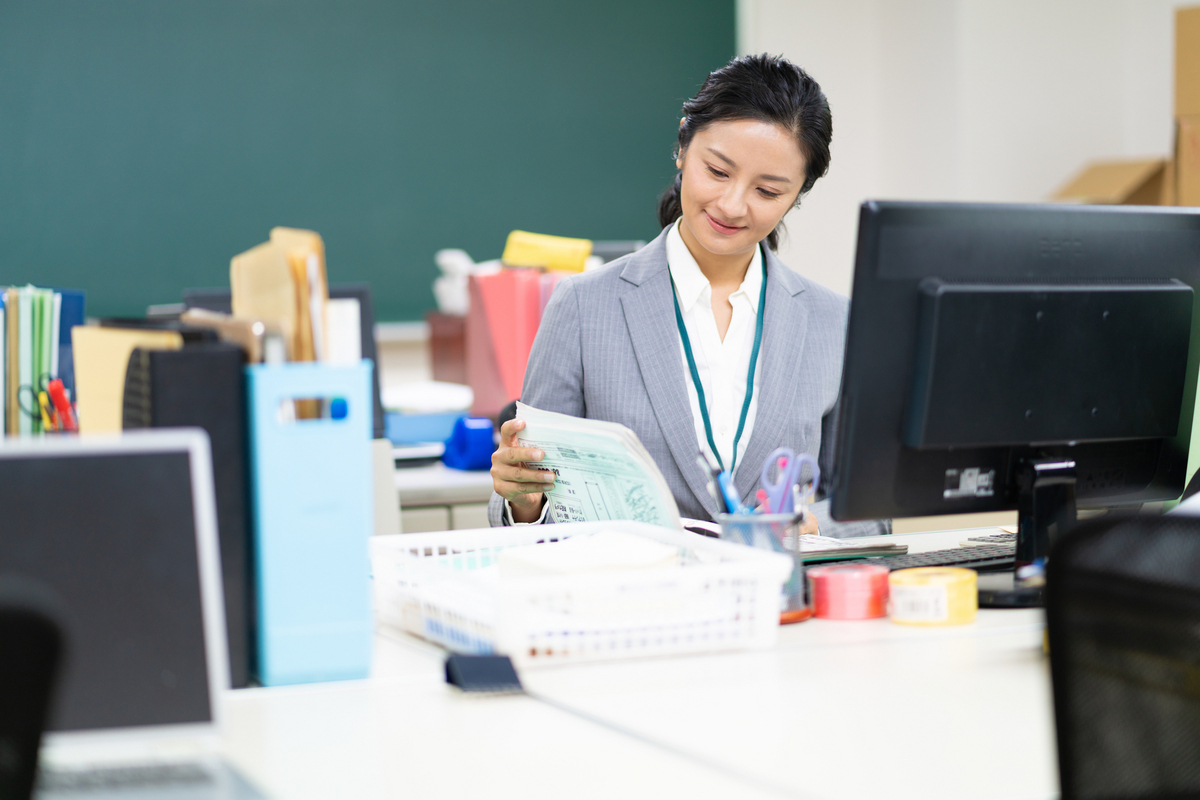 職員室の女性教師