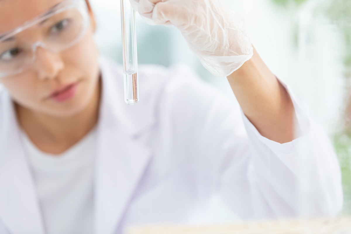 試験管を見る女性