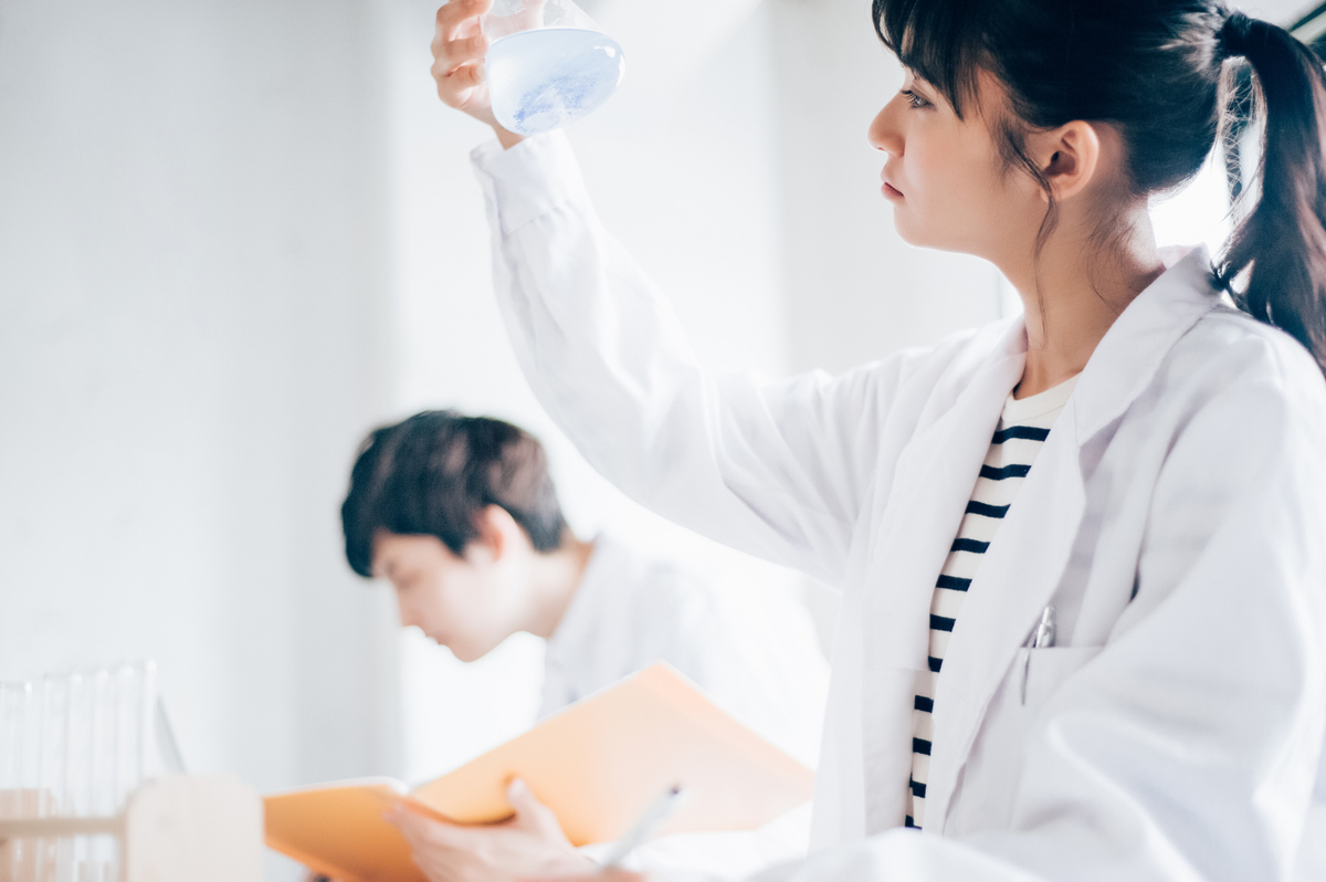 研究している学生