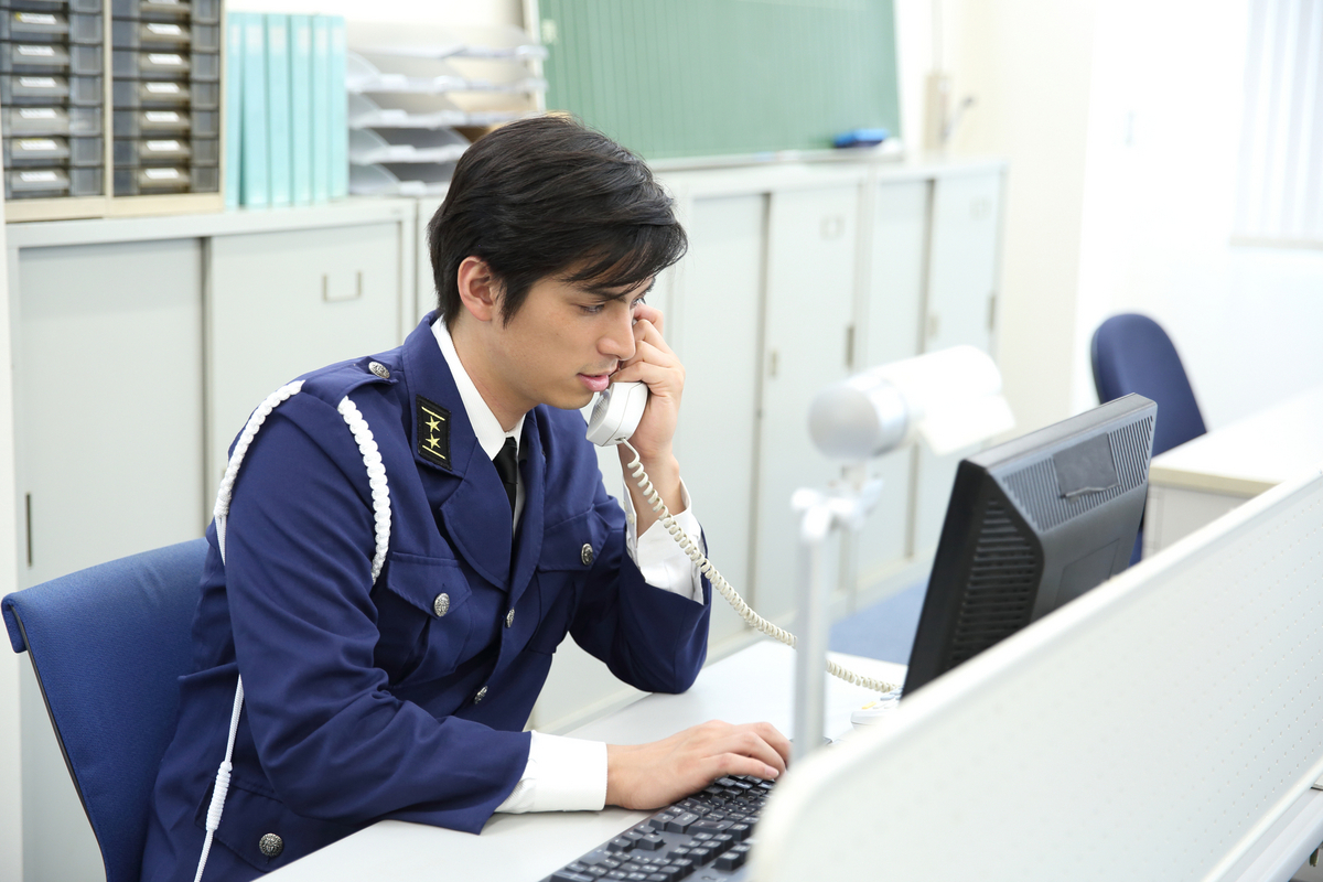 電話する警察官