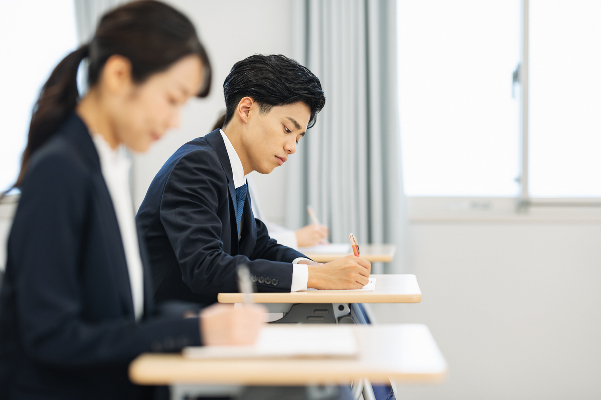 試験を受ける男女