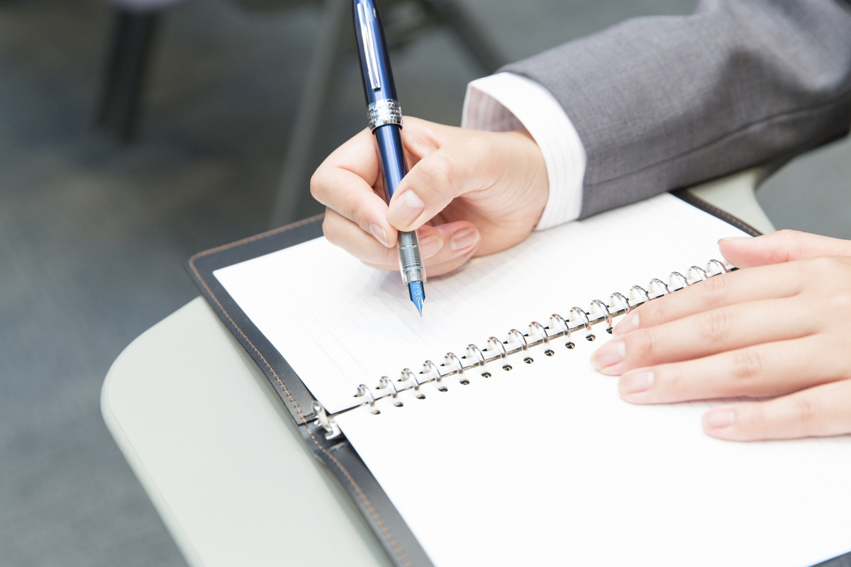 手帳に記入する