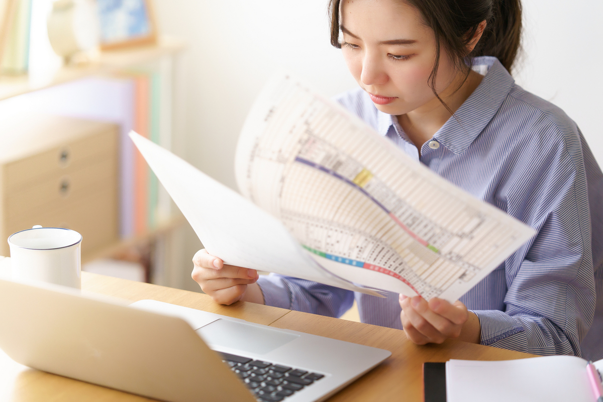 確定申告書類を確認する女性