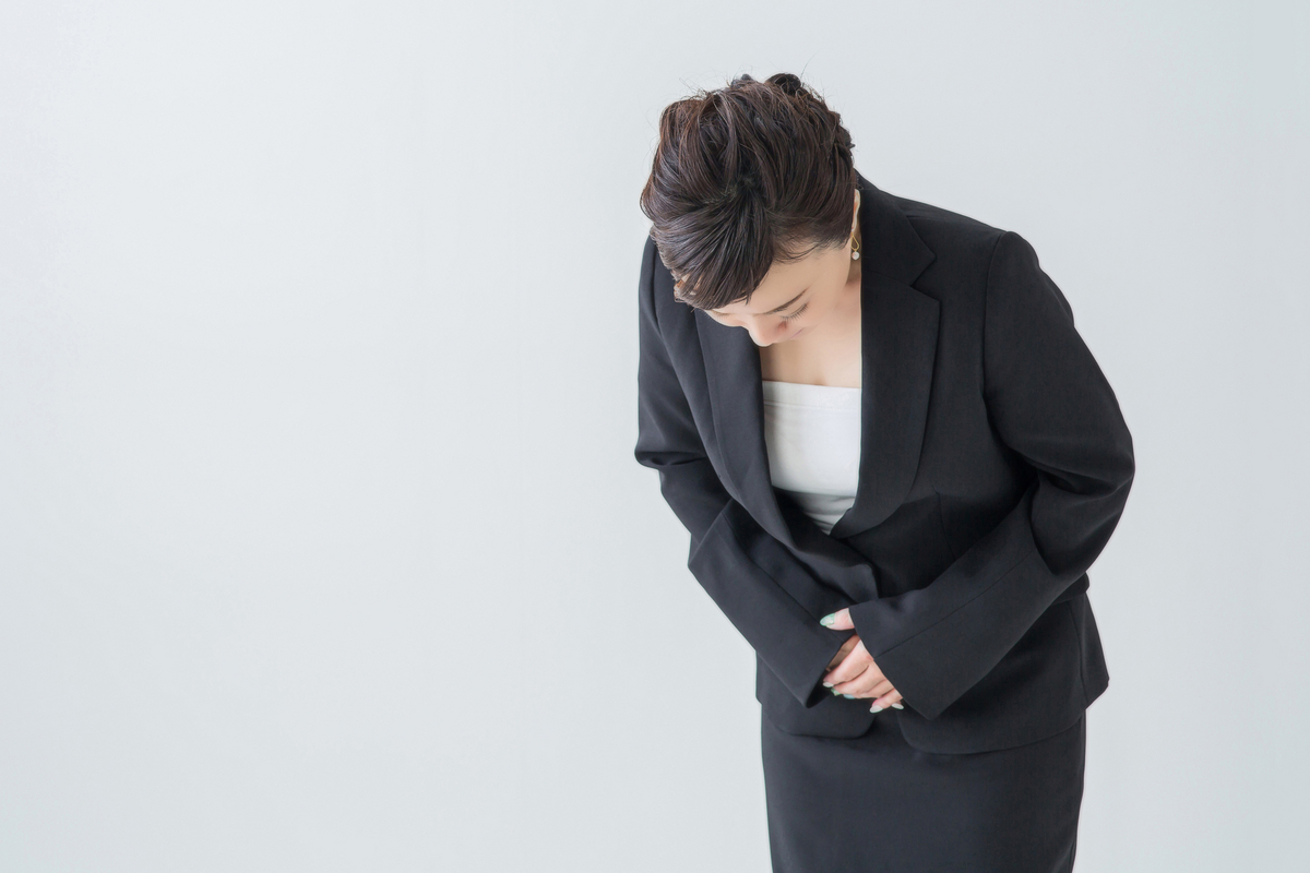 お辞儀する女性