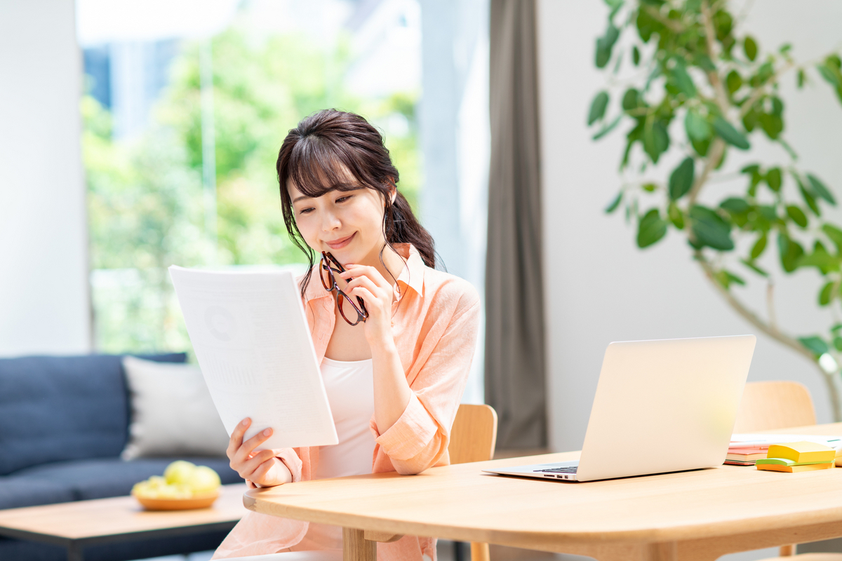 資料を見て考える女性