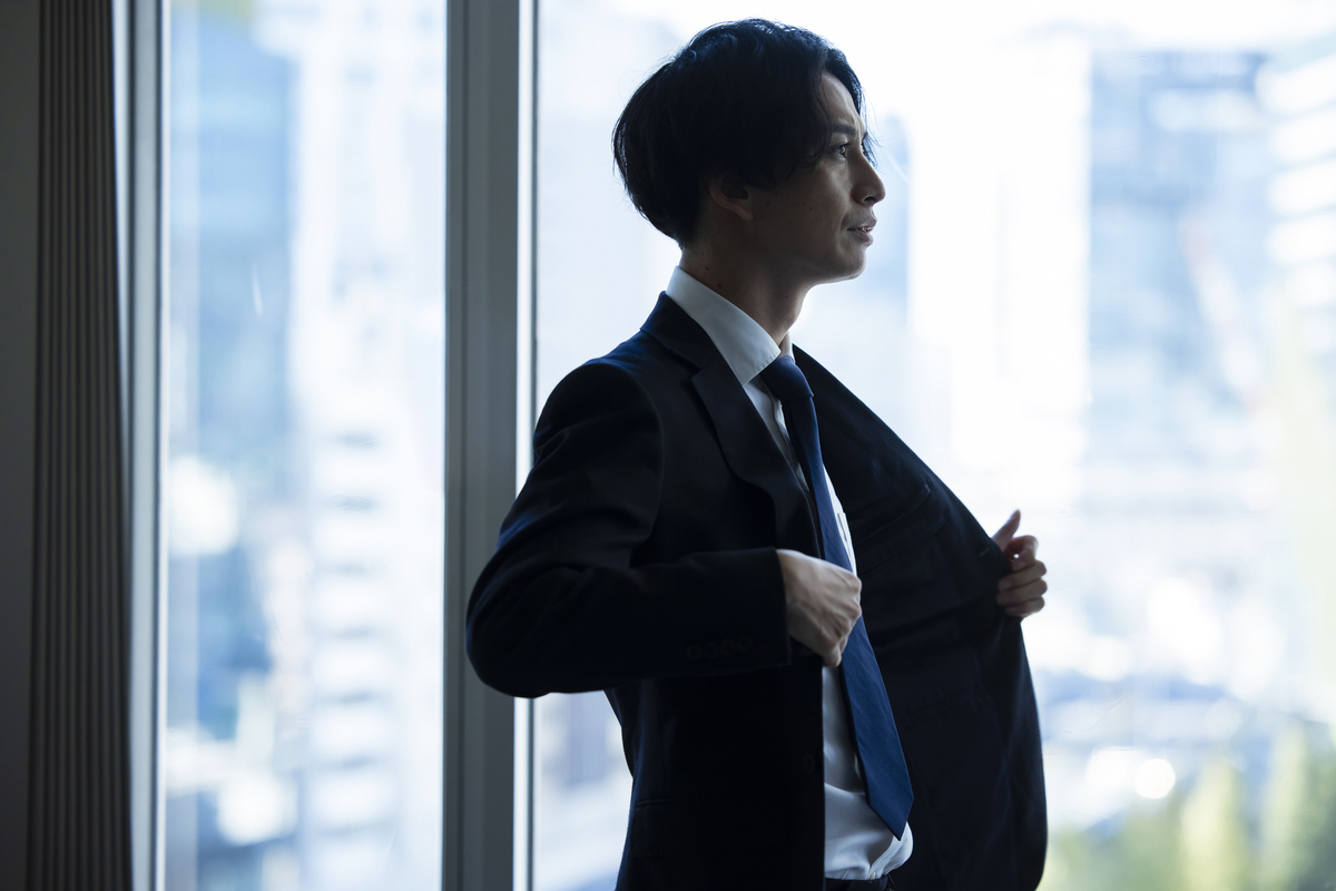 スーツを着る男性